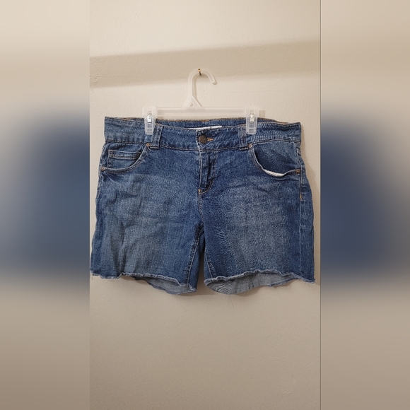Womens size 13 celebrity pink jagged Jean short medium wash - Picture 1 of 5